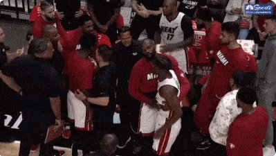 世预赛-巴特勒哈队互喷，斯波怒摔战术板！热火内讧了？